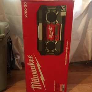 Milwaukee job site radio 2790-20